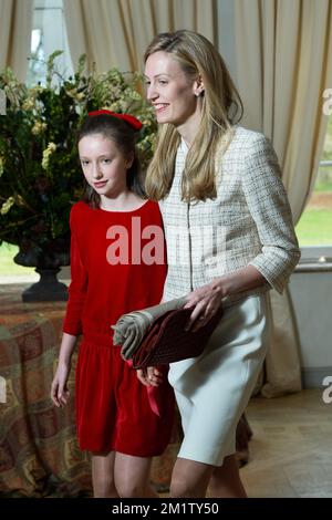 20140215 – BRÜSSEL, BELGIEN: Elisabetta Rosboch von Wolkenstein und ihre jüngste Schwester, Prinzessin Laetitia Maria, abgebildet bei der Verlobung des belgischen Prinzen Amedeo (Enkel von König Albert II) mit Elisabetta Rosboch von Wolkenstein in der Residenz Schonenberg (Wohnsitz der Eltern von Amedeo) am Samstag, den 15. Februar 2014 in Brüssel. Prinz Amedeo, 27 Jahre alt, und der italienische Journalist lebt in New York. BELGA FOTO FREDERIC SIERAKOWSKI Stockfoto