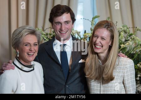 20140215 - BRÜSSEL, BELGIEN: Prinzessin Astrid von Belgien, Prinz Amedeo und Elisabetta Rosboch von Wolkenstein, posieren für Fotografen am Tag der Verlobung des belgischen Prinzen Amedeo (Enkel von König Albert II) mit Elisabetta Rosboch von Wolkenstein in der Residenz Schonenberg (Residenz der Eltern von Amedeo) in Brüssel, Samstag, den 15. Februar 2014. Prinz Amedeo, 27 Jahre alt, und der italienische Journalist lebt in New York. BELGA FOTO FREDERIC SIERAKOWSKI Stockfoto