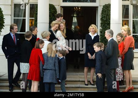 20140215 - BRÜSSEL, BELGIEN: L-R, Prinz Joachim, Prinzessin Luisa Maria, Prinzessin Claire von Belgien, Prinzessin Laetitia Maria, Prinzessin Astrid von Belgien, Prinzessin Louise und Zwilling, Prinz Nicolas, Prinz Aymeric, Prinzessin Maria Laura, Elisabetta Rosboch von Wolkenstein, Prinz Amedeo, Gräfin Lilia de Smecchia, Prinz Smrichia, Prinz Smecchia König Philippe - Filip von Belgien, Kronprinzessin Elisabeth und Königin Mathilde von Belgien, abgebildet bei der Verlobung des belgischen Prinzen Amedeo (Enkel von König Albert II.) mit Elisabetta Rosboch von Wolkenstein in der Residenz Schonenberg (Residenz) Stockfoto