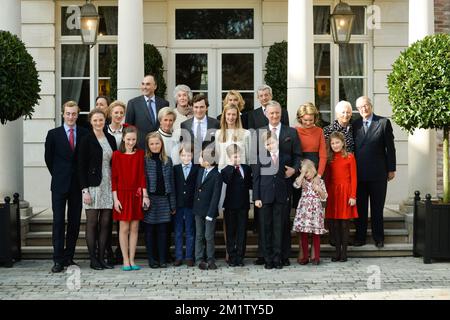 20140215 - BRÜSSEL, BELGIEN: L-R, erste Reihe, Prinz Joachim, Prinzessin Luisa Maria, Prinzessin Laetitia Maria, Prinzessin Louise, Zwillingsprinz Nicolas und Prinz Aymeric, Prinz Emmanuel, Prinz Gabriel, Prinzessin Eleonore, Kronprinzessin Elisabeth, Mittlere Reihe, Prinzessin Maria Laura, Prinzessin Astrid von Belgien, Prinz Amedeo, Elisabetta Rosboch von Wolkenstein, König Philippe - Filip von Belgien, Königin Mathilde von Belgien, Königin Paola von Belgien, König Albert II. Von Belgien und hintere Reihe, Prinzessin Claire von Belgien, Prinz Lorenz von Belgien, nicht identifiziert, Gräfin Lilia de Smecchia und Nobile Ettore Rosbo Stockfoto