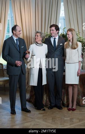 20140215 - BRÜSSEL, BELGIEN: L-R, Prinz Lorenz, Prinzessin Astrid von Belgien, Prinz Amedeo und Elisabetta Rosboch von Wolkenstein, posieren für Fotografen am Tag der Verlobung des belgischen Prinzen Amedeo (Enkel von König Albert II) mit Elisabetta Rosboch von Wolkenstein in der Residenz Schonenberg (Wohnsitz der Eltern von Amedeo) Brüssel, den 15. Februar 2014 Prinz Amedeo, 27 Jahre alt, und der italienische Journalist lebt in New York. BELGA FOTO FREDERIC SIERAKOWSKI Stockfoto