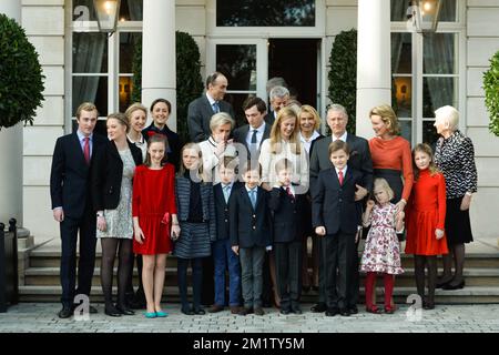 20140215 - BRÜSSEL, BELGIEN: L-R, erste Reihe, Prinz Joachim, Prinzessin Luisa Maria, Prinzessin Laetitia Maria, Prinzessin Louise, Zwillingsprinz Nicolas und Prinz Aymeric, Prinz Emmanuel, Prinz Gabriel, Prinzessin Eleonore, Kronprinzessin Elisabeth, Mittlere Reihe, Prinzessin Maria Laura, Prinzessin Astrid von Belgien, Prinz Amedeo, Elisabetta Rosboch von Wolkenstein, König Philippe - Filip von Belgien, Königin Mathilde von Belgien, Königin Paola von Belgien, König Albert II. Von Belgien und hintere Reihe, Prinzessin Claire von Belgien, Prinz Lorenz von Belgien, nicht identifiziert, Gräfin Lilia de Smecchia und Nobile Ettore Rosbo Stockfoto