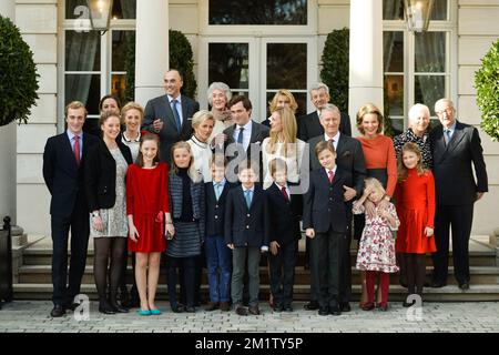 20140215 - BRÜSSEL, BELGIEN: L-R, erste Reihe, Prinz Joachim, Prinzessin Luisa Maria, Prinzessin Laetitia Maria, Prinzessin Louise, Zwillingsprinz Nicolas und Prinz Aymeric, Prinz Emmanuel, Prinz Gabriel, Prinzessin Eleonore, Kronprinzessin Elisabeth, Mittlere Reihe, Prinzessin Maria Laura, Prinzessin Astrid von Belgien, Prinz Amedeo, Elisabetta Rosboch von Wolkenstein, König Philippe - Filip von Belgien, Königin Mathilde von Belgien, Königin Paola von Belgien, König Albert II. Von Belgien und hintere Reihe, Prinzessin Claire von Belgien, Prinz Lorenz von Belgien, nicht identifiziert, Gräfin Lilia de Smecchia und Nobile Ettore Rosbo Stockfoto
