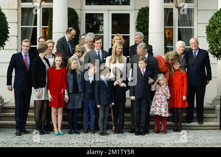 20140215 - BRÜSSEL, BELGIEN: L-R, erste Reihe, Prinz Joachim, Prinzessin Luisa Maria, Prinzessin Laetitia Maria, Prinzessin Louise, Zwillingsprinz Nicolas und Prinz Aymeric, Prinz Emmanuel, Prinz Gabriel, Prinzessin Eleonore, Kronprinzessin Elisabeth, Mittlere Reihe, Prinzessin Maria Laura, Prinzessin Astrid von Belgien, Prinz Amedeo, Elisabetta Rosboch von Wolkenstein, König Philippe - Filip von Belgien, Königin Mathilde von Belgien, Königin Paola von Belgien, König Albert II. Von Belgien und hintere Reihe, Prinzessin Claire von Belgien, Prinz Lorenz von Belgien, nicht identifiziert, Gräfin Lilia de Smecchia und Nobile Ettore Rosbo Stockfoto
