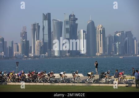 20140214 Uhr - AL ZUBARA FORT, KATAR: Das Abbildungsbild zeigt die Reiter während der sechsten und letzten Etappe des Radrennen der Katar Tour 2014, 113,5 km vom Sealine Beach Resort nach Doha Corniche, Katar, Freitag, 14. Februar 2014. Die Katar Tour 2014 findet vom 9. Bis 14. Februar statt. BELGA FOTO YUZURU SUNADA Stockfoto