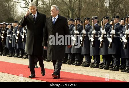 20140217 - BERLIN, DEUTSCHLAND: König Philippe - Filip von Belgien und Bundespräsident Joachim Gauck, Foto während des offiziellen Auslandsbesuchs des neuen belgischen Königs und der neuen belgischen Königin in Berlin, der Hauptstadt Deutschlands, am Montag, den 17. Februar 2014. BELGA FOTO BENOIT DOPPPAGNE Stockfoto