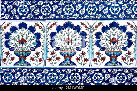 Alte osmanische handgefertigte Fliesen mit Blumenmustern aus dem Topkapi-Palast in Istanbul, Türkei. Stockfoto