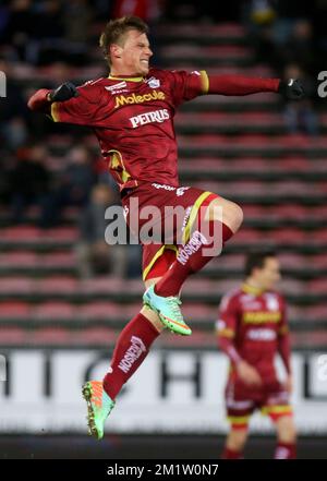 20140222 Uhr - CHARLEROI, BELGIEN: Essevees Marvin Pourie feiert nach einem Tor während des Spiels der Jupiler Pro League zwischen Charleroi und Zulte Waregem in Charleroi, Samstag, den 22. Februar 2014, am 27. Tag der belgischen Fußballmeisterschaft. BELGA PHOTO VIRGINIE LEFOUR Stockfoto