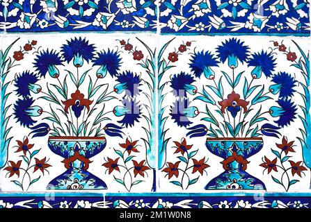 Alte handgefertigte Fliesen des osmanischen Kaiserharems im Topkapi-Palast, Istanbul, Türkei. Stockfoto