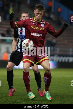 20140222 - CHARLEROI, BELGIEN: Marvin Pourie von Essevee und Sebastien Dewaest von Charleroi kämpfen um den Ball während des Spiels der Jupiler Pro League zwischen Charleroi und Zulte Waregem in Charleroi, Samstag, den 22. Februar 2014, am 27. Tag der belgischen Fußballmeisterschaft. BELGA PHOTO VIRGINIE LEFOUR Stockfoto