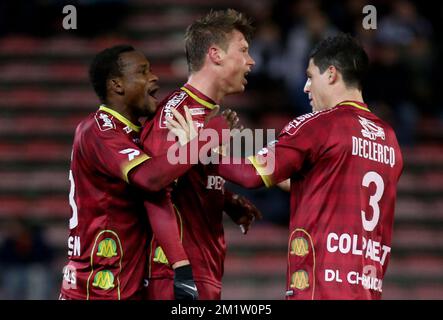 20140222 Uhr - CHARLEROI, BELGIEN: Essevees Marvin Pourie feiert nach einem Tor während des Spiels der Jupiler Pro League zwischen Charleroi und Zulte Waregem in Charleroi, Samstag, den 22. Februar 2014, am 27. Tag der belgischen Fußballmeisterschaft. BELGA PHOTO VIRGINIE LEFOUR Stockfoto