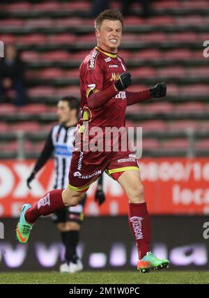 20140222 Uhr - CHARLEROI, BELGIEN: Essevees Marvin Pourie feiert nach einem Tor während des Spiels der Jupiler Pro League zwischen Charleroi und Zulte Waregem in Charleroi, Samstag, den 22. Februar 2014, am 27. Tag der belgischen Fußballmeisterschaft. BELGA PHOTO VIRGINIE LEFOUR Stockfoto