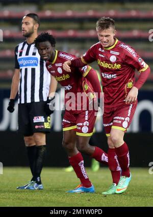 20140222 - CHARLEROI, BELGIEN: Sylla Idrissa von Essevee und Marvin Pourie von Essevee feiern nach einem Treffer beim Spiel der Jupiler Pro League zwischen Charleroi und Zulte Waregem in Charleroi, Samstag, den 22. Februar 2014, am 27. Tag der belgischen Fußballmeisterschaft. BELGA PHOTO VIRGINIE LEFOUR Stockfoto