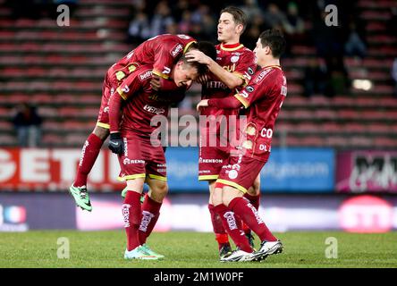 20140222 Uhr - CHARLEROI, BELGIEN: Essevees Marvin Pourie feiert nach einem Tor während des Spiels der Jupiler Pro League zwischen Charleroi und Zulte Waregem in Charleroi, Samstag, den 22. Februar 2014, am 27. Tag der belgischen Fußballmeisterschaft. BELGA PHOTO VIRGINIE LEFOUR Stockfoto