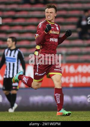 20140222 Uhr - CHARLEROI, BELGIEN: Essevees Marvin Pourie feiert nach einem Tor während des Spiels der Jupiler Pro League zwischen Charleroi und Zulte Waregem in Charleroi, Samstag, den 22. Februar 2014, am 27. Tag der belgischen Fußballmeisterschaft. BELGA PHOTO VIRGINIE LEFOUR Stockfoto