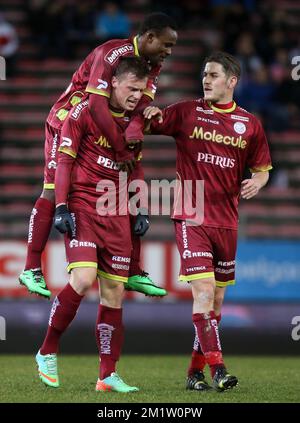 20140222 Uhr - CHARLEROI, BELGIEN: Essevees Marvin Pourie feiert nach einem Tor während des Spiels der Jupiler Pro League zwischen Charleroi und Zulte Waregem in Charleroi, Samstag, den 22. Februar 2014, am 27. Tag der belgischen Fußballmeisterschaft. BELGA PHOTO VIRGINIE LEFOUR Stockfoto