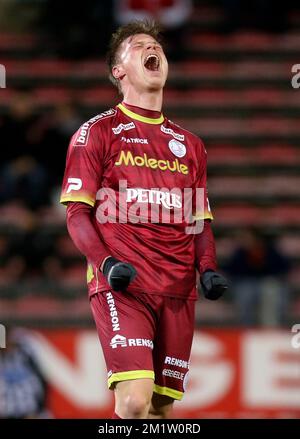 20140222 Uhr - CHARLEROI, BELGIEN: Essevees Marvin Pourie feiert nach einem Tor während des Spiels der Jupiler Pro League zwischen Charleroi und Zulte Waregem in Charleroi, Samstag, den 22. Februar 2014, am 27. Tag der belgischen Fußballmeisterschaft. BELGA PHOTO VIRGINIE LEFOUR Stockfoto