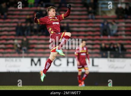 20140222 Uhr - CHARLEROI, BELGIEN: Essevees Marvin Pourie feiert nach einem Tor während des Spiels der Jupiler Pro League zwischen Charleroi und Zulte Waregem in Charleroi, Samstag, den 22. Februar 2014, am 27. Tag der belgischen Fußballmeisterschaft. BELGA PHOTO VIRGINIE LEFOUR Stockfoto