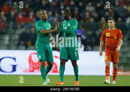 Didier Drogba von der Elfenbeinküste feiert das 2-1. Tor mit der Yaya Toure (R) der Elfenbeinküste neben Belgiens Eden Hazard (R) bei einem freundlichen Fußballspiel zwischen der belgischen Nationalmannschaft Rote Teufel und Elfenbeinküste am Mittwoch, den 05. März 2014 in Brüssel. Stockfoto