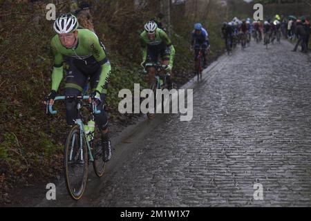 Der belgische Sep Vanmarcke vom Belkin Pro Cycling Team fährt die 69.. Ausgabe des Omloop Het Nieuwsblad Radrennen am Samstag, den 01. März 2014 in Gent. Stockfoto