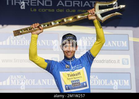 20140318 - BUCCHIANICO, ITALIEN: Der spanische Alberto Contador von Tinkoff-Saxo feiert auf dem Podium, nachdem er nach der 7.. Und letzten Etappe der 49.. Ausgabe des Radrennen Tirreno-Adriatico, 9,2km-maliger Prozess in San Benedetto del Tronto, Italien, Dienstag, 18. März 2014, den allgemeinen Rang gewonnen hat. BELGA FOTO YUZURU SUNADA Stockfoto