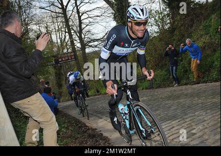 Belgischer Tom Boonen vom Team Omega Pharma - Quick Step in Action während der 69.. Ausgabe des Radrennen „Dwars Door Vlaanderen“, 200,8 km von Roeselare nach Waregem. Stockfoto