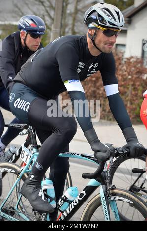 Belgischer Tom Boonen vom Team Omega Pharma - Quick Step in Aktion während der 69.. Ausgabe des Radrennen „Dwars Door Vlaanderen“, 200,8 km von Roeselare nach Waregem. Stockfoto