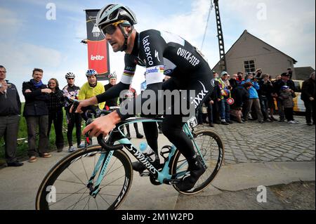 Belgischer Tom Boonen vom Team Omega Pharma - Quick Step in Aktion während der 69.. Ausgabe des Radrennen „Dwars Door Vlaanderen“, 200,8 km von Roeselare nach Waregem. Stockfoto