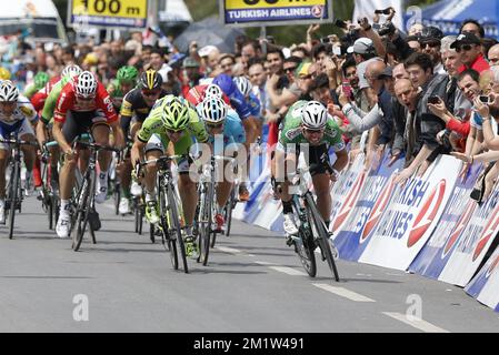 British Mark Cavendish vom Team Omega Pharma – Quick Step (R) gewinnt die achte Etappe der 50.. Auflage des Türkei Tour Radrennen in Istanbul, Türkei, Sonntag, den 04. Mai 2014. Stockfoto