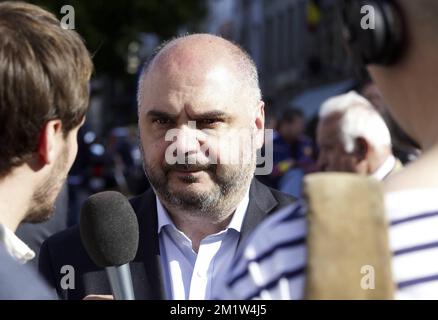 20140524 – BRÜSSEL, BELGIEN: Staatssekretär für Wohnungswesen in Brüssel, Christos Doulkeridis (Ecolo), Bild am Schauplatz einer Schießerei in der Nähe des Jüdischen Museums in Brüssel, Samstag, den 24. Mai 2014. Vier Menschen wurden als tot gemeldet. Die Staatsanwaltschaft sagt, ein Verdächtiger wurde verhaftet und die Polizei sucht nach einem zweiten Verdächtigen. Stockfoto