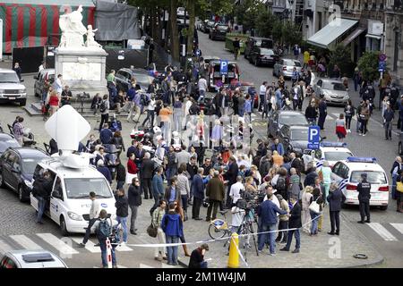 20140524 – BRÜSSEL, BELGIEN: Abbildung zeigt die Szene einer Schießerei in der Nähe des Jüdischen Museums in Brüssel am Samstag, den 24. Mai 2014. Die Staatsanwaltschaft sagt, ein Verdächtiger wurde verhaftet und die Polizei sucht nach einem zweiten Verdächtigen. Stockfoto