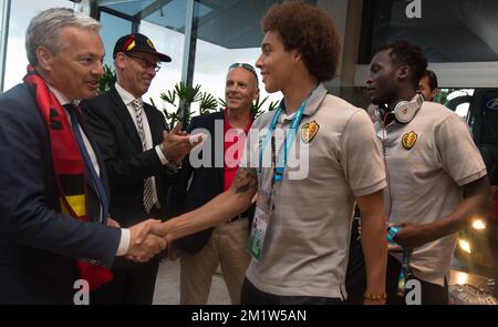 Scheidender Vizepräsident und Außenminister Didier Reynders, belgischer Botschafter in Brasilien Jozef Smets, unidentifiziert, Belgiens Axel Witsel und Belgiens Romelu Lukaku, als königliches Paar mit belgischem Team zusammentreffen, Red Devils gewann ihr zweites Spiel über Russland, um sich für 1/8 Finals zu qualifizieren, in Rio de Janeiro, Brasilien, Bei der FIFA-Weltmeisterschaft 2014, Sonntag, den 22. Juni 2014. Stockfoto