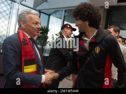 Didier Reynders, scheidender Vizepräsident und Außenminister, und Marouane Fellaini aus Belgien, als das königliche Paar mit der belgischen Mannschaft zusammentraf, gewannen Red Devils ihr zweites Spiel über Russland, um sich für 1/8 Finals zu qualifizieren, in Rio de Janeiro, Brasilien, bei der FIFA-Weltmeisterschaft 2014, Sonntag, den 22. Juni 2014. Stockfoto