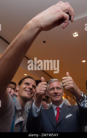 Der belgische Daniel Van Buytenmacht ein Selfie mit König Philippe – Filip von Belgien als königliches Paar und belgisches Team Red Devils gewannen ihr zweites Spiel über Russland, um sich für 1/8 Finals zu qualifizieren, in Rio de Janeiro, Brasilien, bei der FIFA-Weltmeisterschaft 2014, Sonntag, den 22. Juni 2014 Stockfoto