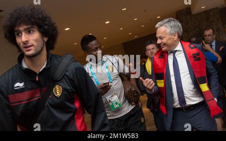 Marouane Fellaini aus Belgien, Divock Origi aus Belgien und der scheidende Vizepremierminister und Außenminister Didier Reynders bildeten sich als königliches Paar mit belgischem Team Red Devils, das ihr zweites Spiel über Russland gewann, um sich für 1/8 Finals zu qualifizieren, in Rio de Janeiro, Brasilien, bei der FIFA-Weltmeisterschaft 2014, Sonntag, den 22. Juni 2014. Stockfoto