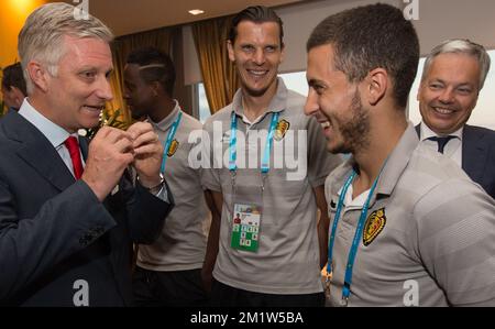 König Philippe - Filip von Belgien, Divock Origi von Belgien, Daniel Van Buyten von Belgien, Eden Hazard von Belgien und der scheidende Vizeminister und Außenminister Didier Reynders, die sich als königliches Paar mit belgischem Team vorstellen, Red Devils gewann ihr zweites Spiel über Russland, um sich für 1/8 Finals zu qualifizieren, in Rio de Janeiro, Brasilien, Bei der FIFA-Weltmeisterschaft 2014, Sonntag, den 22. Juni 2014. Stockfoto