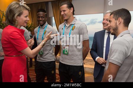 L-R, Königin Mathilde von Belgien, Divock Origi aus Belgien, Daniel Van Buyten aus Belgien, scheidender Vizeminister und Außenminister Didier Reynders aus Belgien und Eden Hazard aus Belgien, das königliche Paar trifft das belgische Team Red Devils gewann ihr zweites Spiel über Russland, um sich für 1/8 Finals zu qualifizieren, in Rio de Janeiro, Brasilien. Bei der FIFA-Weltmeisterschaft 2014, Sonntag, den 22. Juni 2014. Stockfoto