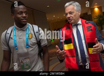 Divock Origi aus Belgien und der scheidende Vizepremierminister und Außenminister Didier Reynders bildeten sich, als das königliche Paar mit der belgischen Mannschaft zusammentraf. Red Devils gewann ihr zweites Spiel über Russland, um sich für 1/8 Finals zu qualifizieren, in Rio de Janeiro, Brasilien, bei der FIFA-Weltmeisterschaft 2014 am Sonntag, den 22. Juni 2014 Stockfoto