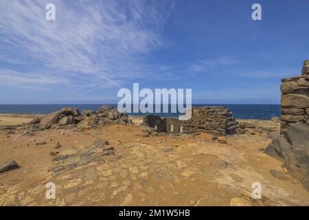 Wunderschöner historischer Blick auf den Atlantik mit Ruinen der Goldschmelze in Bushiribana. Die Insel Aruba. Stockfoto