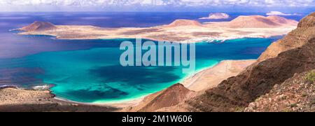 Atemberaubende Naturlandschaft der Insel Lanzarote, beliebter Ort Mirador del Rio mit atemberaubendem Blick auf die Insel Grasiosa im nördlichen Teil. Kanarische Inseln Stockfoto