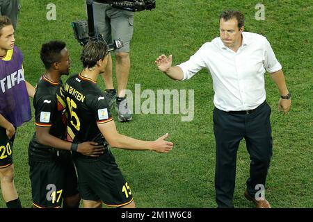 20140626 – SAO PAULO, BRASILIEN: Adnan Januzaj in Belgien, Divock Origi in Belgien, Daniel Van Buyten in Belgien, Cheftrainer Marc Wilmots in Belgien und Marouane Fellaini in Belgien feiern nach dem Sieg der belgischen Nationalmannschaft Red Devils und Südkorea, drittes Spiel in Gruppe H, im Stadion „Arena de Sao Paulo“. In Itaquera, Sao Paulo, Brasilien, während der FIFA-Weltmeisterschaft 2014, Donnerstag, den 26. Juni 2014. Die Red Devils führen ihre Gruppe H mit zwei Siegen an. BELGA FOTO BRUNO FAHY Stockfoto