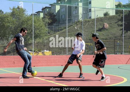 20140625 UHR - MOGI DAS CRUZES, BRASILIEN: HLN-Journalist Kristof Terreur Teil eines Reportage über die Jugend von Neymar da Silva Santos Junior, gemeinhin bekannt als Neymar, brasilianischer Spieler des spanischen FC Barcelona und prat der brasilianischen Nationalmannschaft, in Mogi das Cruzes, Brasilien, während der FIFA-Weltmeisterschaft 2014, Mittwoch, 25. Juni 2014. BELGA FOTO DIRK WAEM Stockfoto