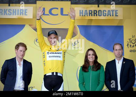 Der deutsche Marcel Kittel von Team Giant-Shimano feiert mit Prinz Harry, Prinzessin Kate und Prinz William auf dem Podium, nachdem er am Samstag, den 05. Juli 101. 2014, die erste Etappe der 190,5 km langen Tour de France des Radrennen von Leeds nach Harrogate, Großbritannien, gewonnen hat. BELGA FOTO DAVID STOCKMAN Stockfoto