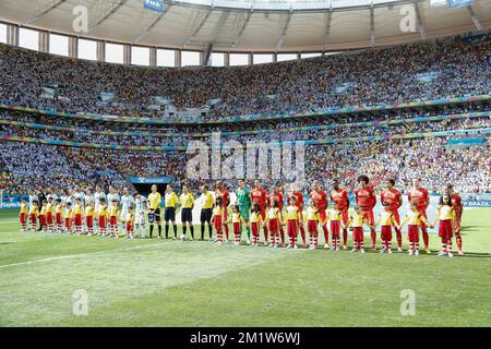 Vincent Kompany, der Kapitän Belgiens, Thibaut Courtois, Daniel Van Buyten, Kevin Mirallas, Kevin De Bruyne, Toby Alderweireld, Divock Origi, Marouane Fellaini, Axel Witsel, Jan Vertonghen aus Belgien und Eden Hazard aus Belgien singen zu Beginn des Viertelfinalspiels zwischen der belgischen Fußballnationalmannschaft Red Devils und Argentinien in Estadio Nacional Mane Garrincha in Brasilia, Brasilien, während der FIFA-Weltmeisterschaft 2014 am Samstag, den 05. Juli 2014. BELGA FOTO BRUNO FAHY Stockfoto