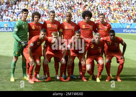 (Top L-R) 01 Torwart Thibaut Courtois, Axel Witsel in Belgien, Daniel Van Buyten in Belgien, Vincent Kompany in Belgien, Marouane Fellaini in Belgien, Jan Vertonghen in Belgien (erste Reihe L-R) 11 Kevin Mirallas in Belgien, Kevin De Bruyne in Belgien, Eden Hazard in Belgien, Toby Alderweireld aus Belgien und Divock Origi aus Belgien posieren zu Beginn des Viertelfinalspiels zwischen der belgischen Fußballnationalmannschaft Red Devils und Argentinien in Estadio Nacional Mane Garrincha in Brasilia, Brasilien, während der FIFA-Weltmeisterschaft 2014 am Samstag, den 05. Juli 2014. BELGA-FOTO Stockfoto