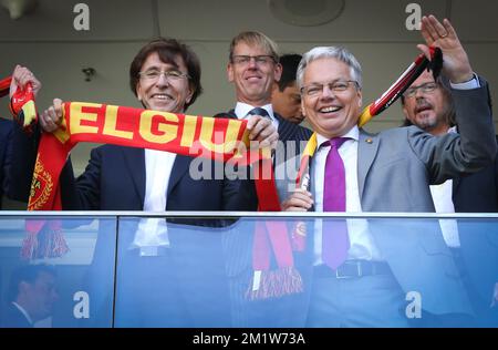 Der scheidende Ministerpräsident Elio Di Rupo und der scheidende Vizeminister und Außenminister Didier Reynders, die zu Beginn des Viertelfinalspiels zwischen der belgischen Fußballnationalmannschaft Red Devils und Argentinien in Estadio Nacional Mane Garrincha in Brasilia während der FIFA-Weltmeisterschaft 2014 in Brasilien abgebildet waren, Samstag, 05. Juli 2014. BELGA PHOTO VIRGINIE LEFOUR Stockfoto