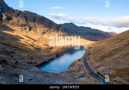 Loch RESTIL, in der Nähe des Gipfels des „Rest and Be Thanksful“ Passes im Loch Lomond & Trossachs Nationalpark. Stockfoto