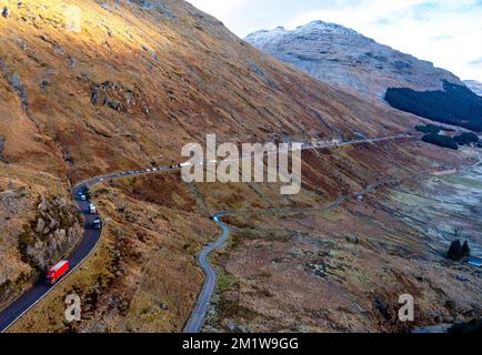 Luftaufnahme der A83 im Rest und seien Sie dankbar, Glen Croe, Argyll und Bute, Schottland. Die Straße wird wegen Erdrutschen repariert. Stockfoto