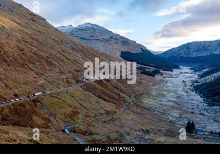 Luftaufnahme der A83 im Rest und seien Sie dankbar, Glen Croe, Argyll und Bute, Schottland. Die Straße wird wegen Erdrutschen repariert. Stockfoto