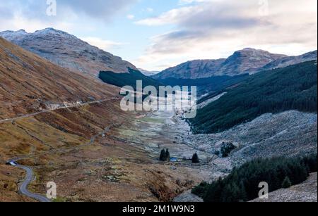 Luftaufnahme der A83 im Rest und seien Sie dankbar, Glen Croe, Argyll und Bute, Schottland. Die Straße wird wegen Erdrutschen repariert. Stockfoto